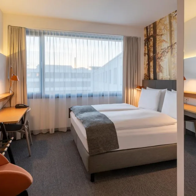 غرفة قياسية بسرير كينج وسرير كوين، Holiday Inn Munich Leuchtenbergring, an IHG Hotel 9/10