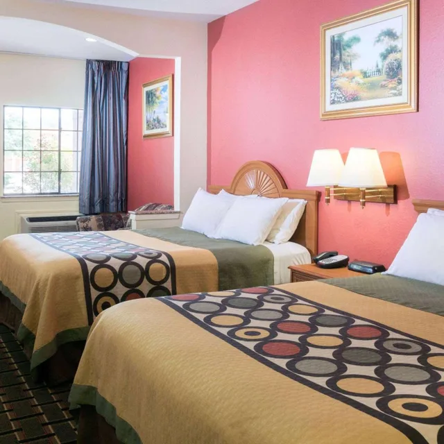 غرفة بسريرين كوين بحوض استحمام لذوي الإعاقة، Super 8 by Wyndham Stafford Sugarland Area 8/10