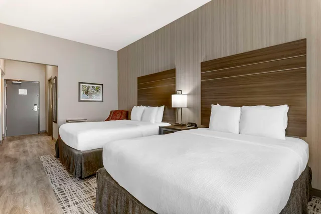 غرفة بسريرين كوين بحوض استحمام لذوي الإعاقة، Best Western Plus At La Crescent Event Center 1/2