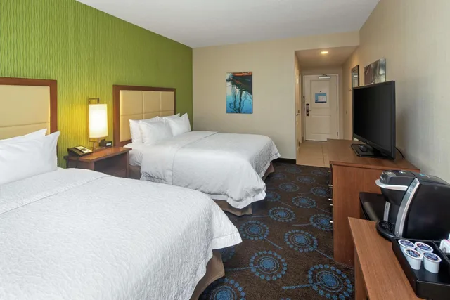 غرفة بسرير كينج وسريرين كوين، HAMPTON INN BY HILTON HALIFAX DOWNTOWN 1/7