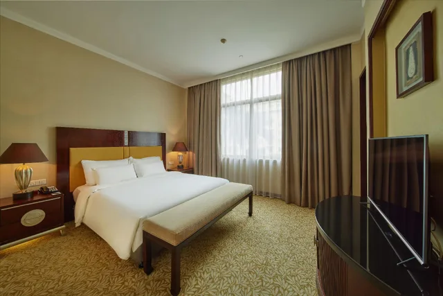 جناح فاخر بسرير كوين، Dong Fang Hotel 1/2