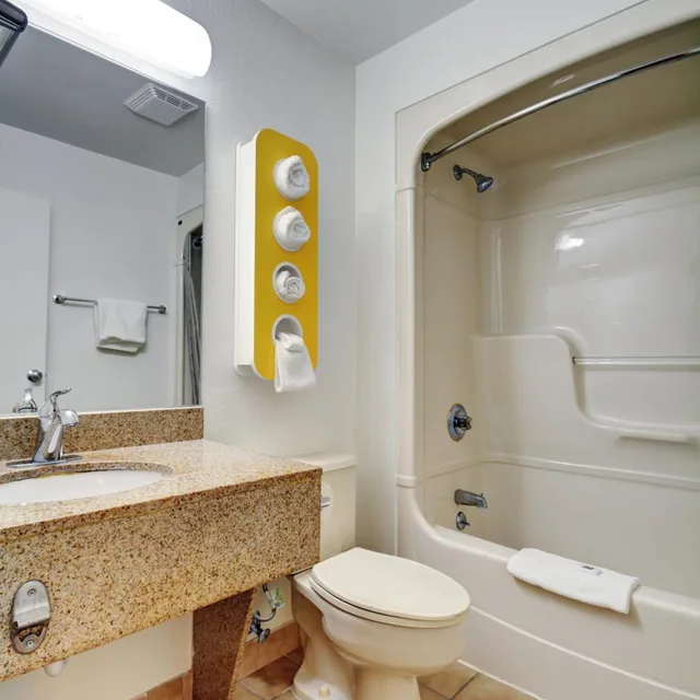 غرفة بسرير كينج للمدخنين، Motel6 Newport, RI 5/6