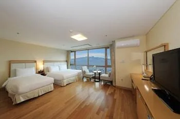 غرفة عائلية بسريرين منفصلين بإطلالة على الجبل بغرفتين، Ocean Suites Hotel Jeju 1/1
