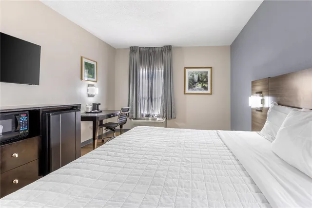 غرفة بسرير كينج مع أريكة، SureStay Hotel by Best Western Morganton 3/4