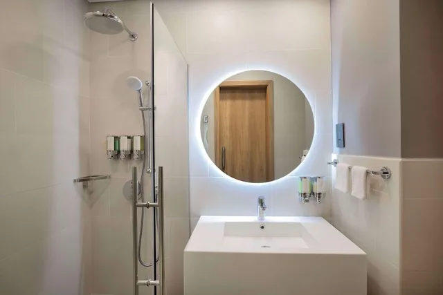 غرفة سوبيريور بسرير كينج، Hampton by Hilton Sharma NEOM Community 1 2/4