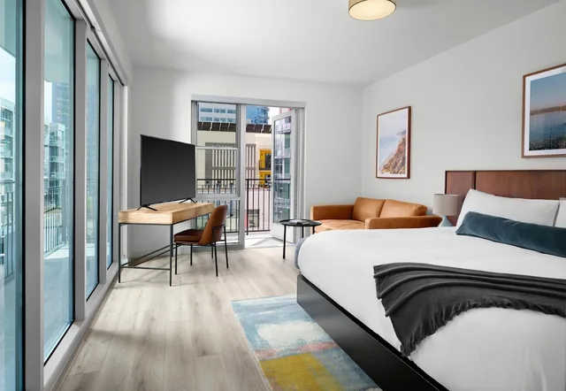 جناح تنفيذي بسرير كينج، Sentral San Diego Gaslamp Quarter 1/6
