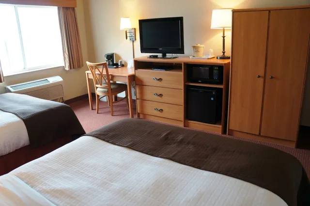 Room, 2 Queen Beds, Accessible, AmericInn by Wyndham Anamosa 2/4