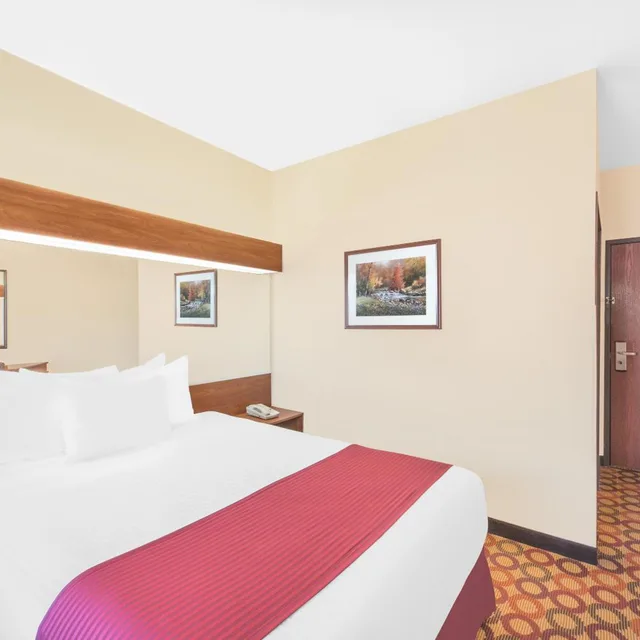 جناح بسرير كوين بحوض استحمام لذوي الإعاقة، Microtel Inn & Suites By Wyndham Aransas Pass/Corpus Christi 1/6