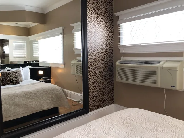 جناح بسرير كوين، Leaside Manor By The Leaside Group 4/5