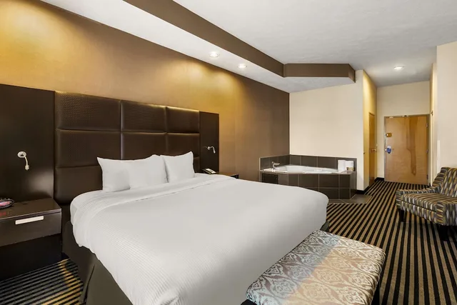 غرفة بسرير كينج بحوض جاكوزي، Sonesta Essential Indianapolis Airport 2/4