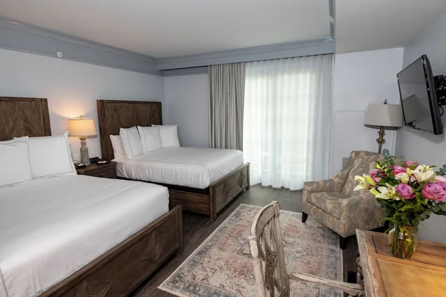 Deluxe, 2 Queen Beds, River Front, River View، Oaks on the River 1/1
