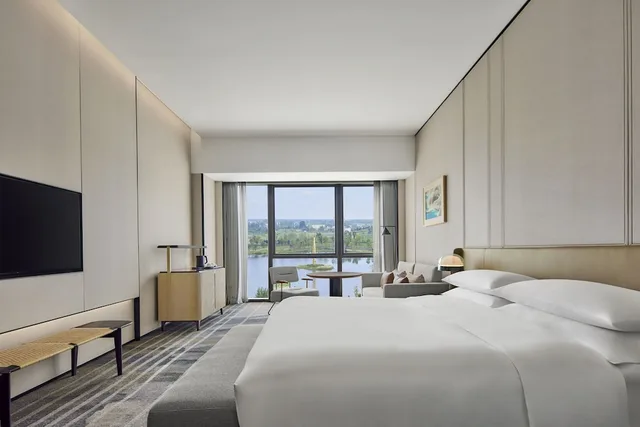 Deluxe, King Bed, Lake View, Sheraton Chengdu Pidu 1/10