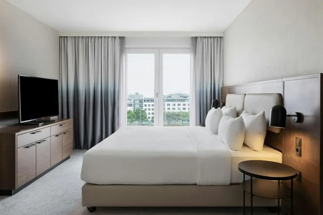 جناح غراند بسرير كينج بإطلالة على المدينة بغرفة نوم واحدة بغرفتين، Courtyard by Marriott Munich City East 1/3