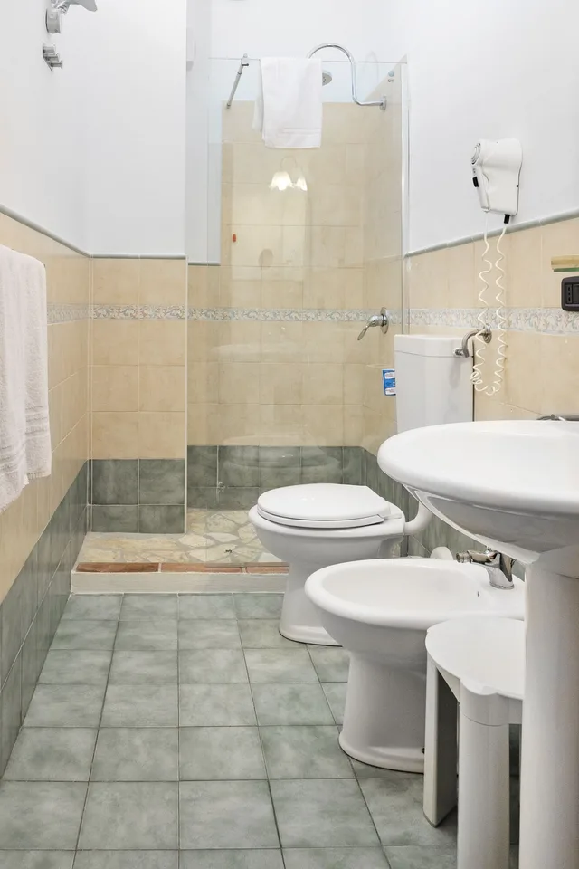 غرفة بسريرين مزدوجين بإطلالة على البحر، Hotel Villa de Pasquale 6/6