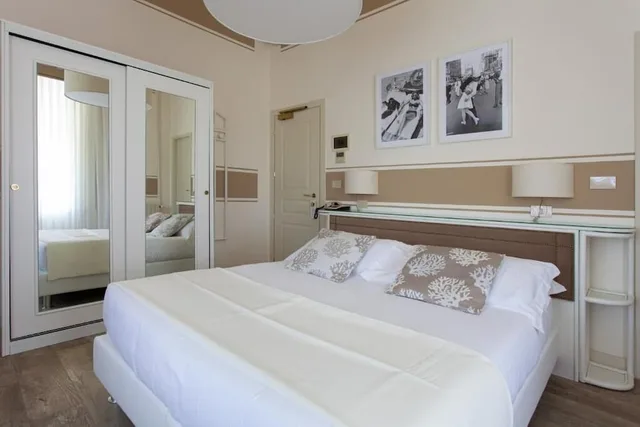 جناح متصل بسرير كوين وسريرين منفصلين بإطلالة على البحر بشرفة، Hotel Olimpia 1/5