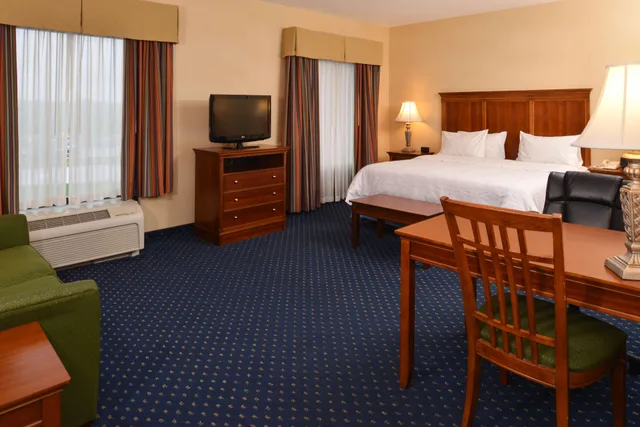غرفة بسرير كينج، Hampton Inn & Suites Fredericksburg South 1/4
