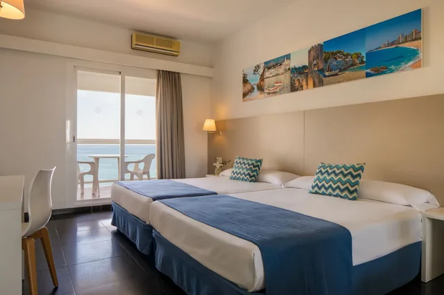 غرفة قياسية رباعية بأربعة أسرّة بإطلالة على البحر، htop Caleta Palace 3/8