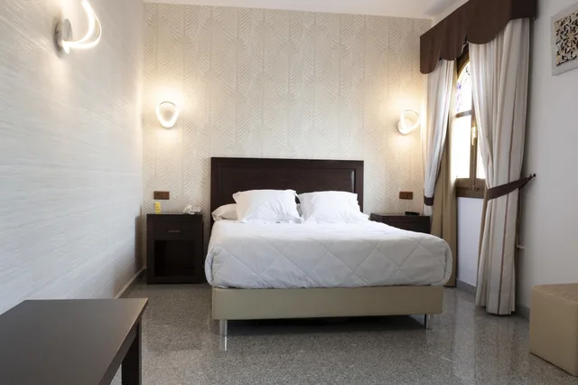 2 Bedrooms, Junior Suite, Double and Twin Beds, Hotel Plaza del Castillo 3/5