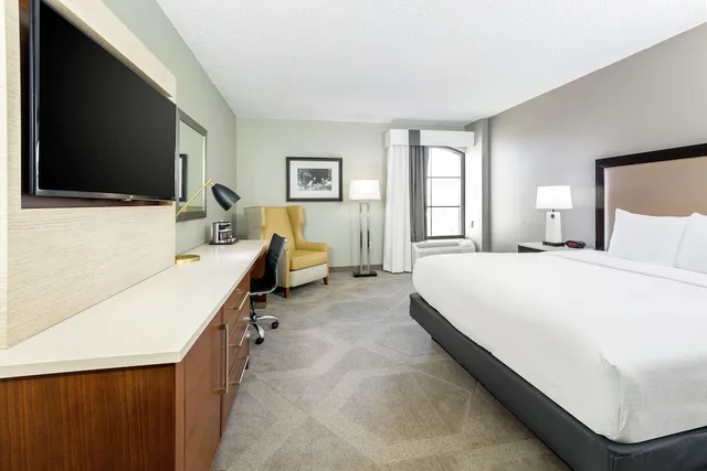 غرفة قياسية بسرير كينج، Doubletree By Hilton Austin University Area 1/4