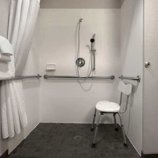 غرفة بسرير كينج بحوض استحمام لذوي الإعاقة، Courtyard By Marriott Portland Southeast Clackamas 5/6