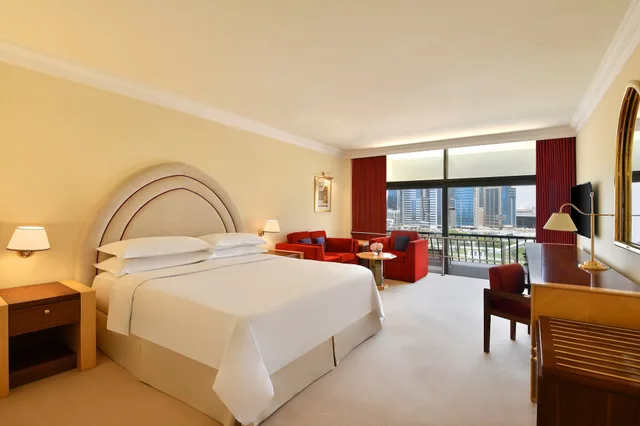 غرفة ديلوكس بسرير كينج بشرفة بإطلالة للمدخنين، Sheraton Grand Doha Resort & Convention Hotel 8/10