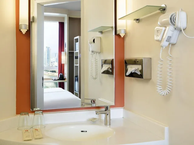 غرفة قياسية بسريرين منفصلين بإطلالة على المرفأ، Ibis Hong Kong Central & Sheung Wan Hotel 7/8