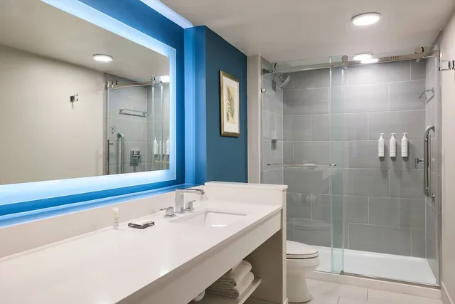 Guest Room, King Bed, Water View, Captiva Tower, Accessible، Marriott Sanibel Harbour Resort And Spa 4/9