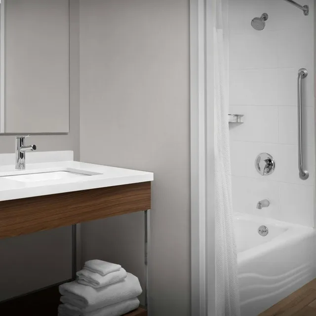 غرفة ديلوكس بسرير كينج بحوض استحمام في طابق مرتفع لذوي الإعاقة، Courtyard Virginia Beach Oceanfront South 2/3