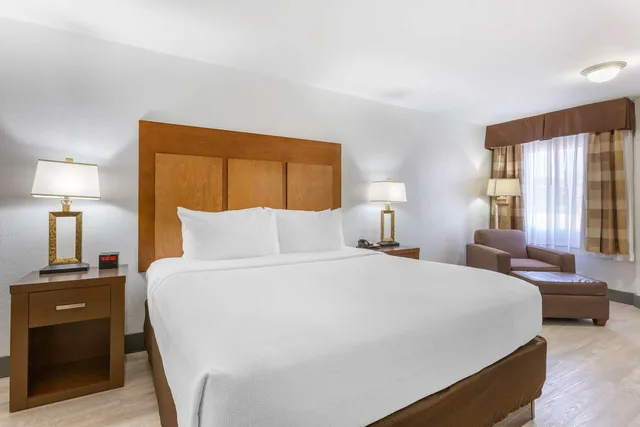 غرفة بسرير كينج بحوض استحمام لذوي الإعاقة، Best Western Plus El Paso Airport Hotel and Conference Center 1/4
