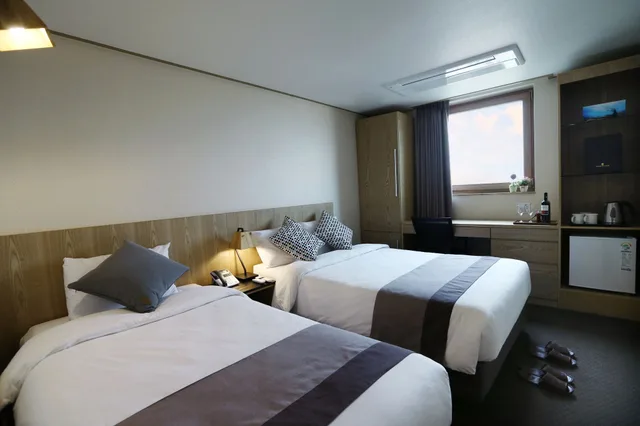 غرفة ديلوكس بسرير مزدوج وسرير فردي، GOLDEN CITY HOTEL DONGDAEMUN 3/4