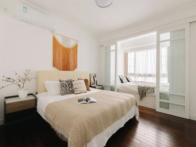 4 Bedrooms, Senior, Apartment, Futon Bed, 2 Queen Beds, City View, Bathtub, Book and Bed-People's Square 8/10