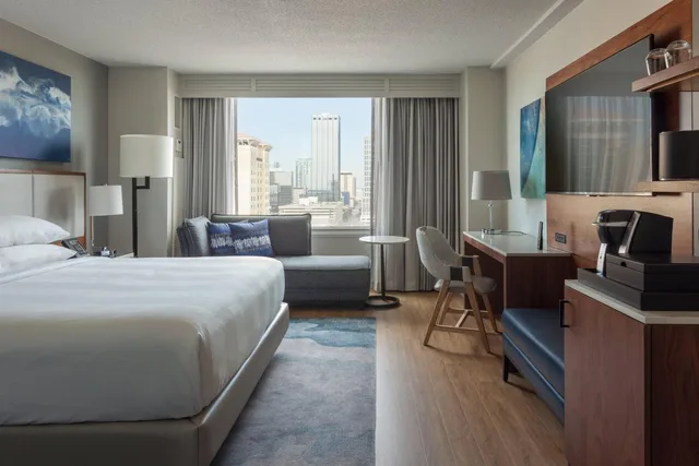 غرفة بسرير كينج مع دخول الصالة، Tampa Marriott Water Street 2/4