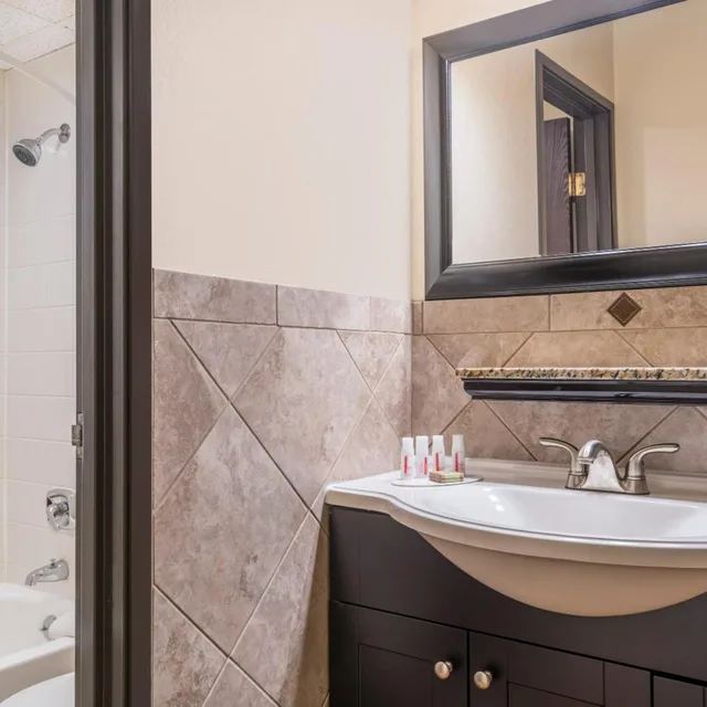 Suite, King Bed, Hot Tub, Ramada By Wyndham Minneapolis Golden Valley 3/5