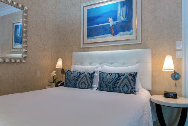 غرفة قياسية بسرير كوين، The Chateau Inn and Suites 3/4