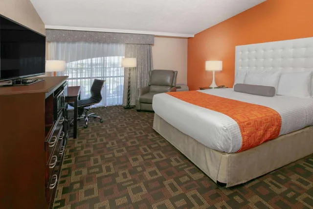 غرفة بسرير كينج للمدخنين، Howard Johnson by Wyndham Oklahoma City Airport/ Fairgrounds 3/4