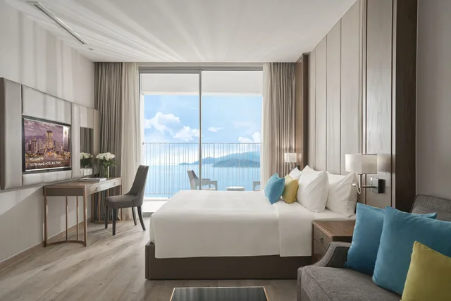 غرفة ديلوكس بسرير كينج بإطلالة على البحر، The Empyrean Nha Trang 4/5