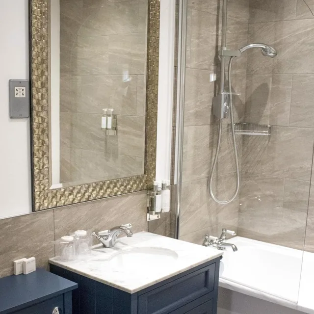 جناح جونيور، The Christopher Hotel 6/9