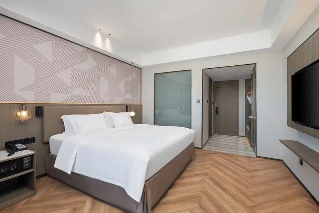 غرفة قياسية بسرير كينج بإطلالة على المدينة، Crowne Plaza City Center Ningbo 4/7