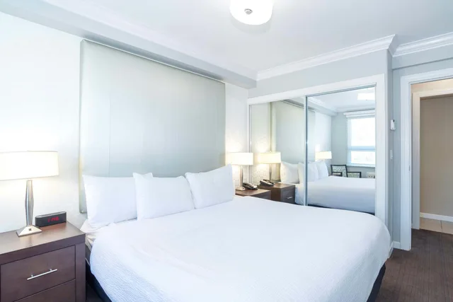 Tower, Suite, King Bed, with View, Sofa, Balcony, Kitchenette، Sandman Hotel Kelowna 2/5