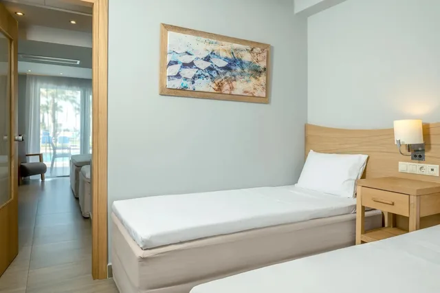 Suite Sharing Pool - Sea Front، Lyttos Beach Hotel 2/4