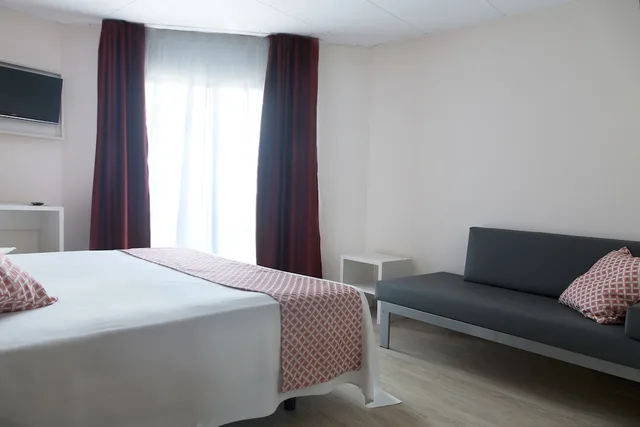 غرفة عائلية بسريرين منفصلين مع أريكة، GHT Balmes Hotel, Aparthotel & Splash 8/10