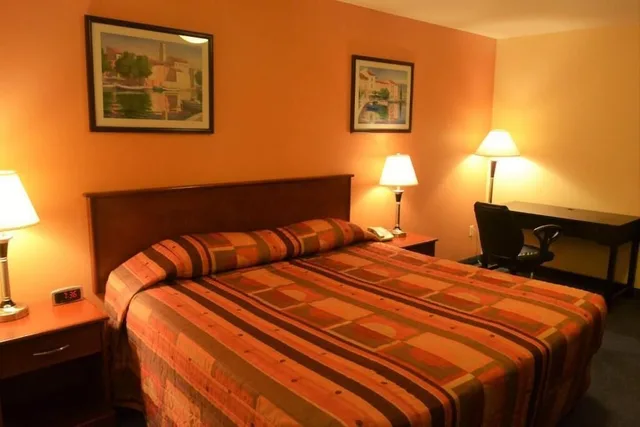 غرفة قياسية بسرير كينج، Aurora Park Inn & Suites 1/2