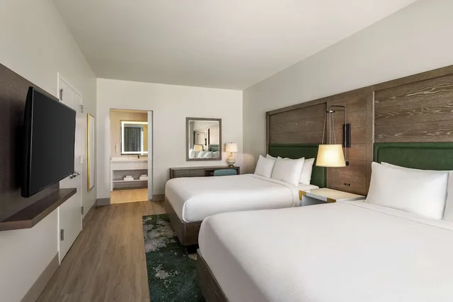 Room, 1 King and 2 Queen Beds, Gulf View, Balcony، Embassy Suites by Hilton Panama City Beach Resort 2/2