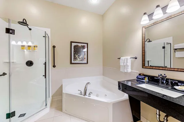 Room, 2 Queen Beds, Sofa, Jetted Tub, Kitchen, Best Western Plus Dutch Haus Inn And Suites 2/2