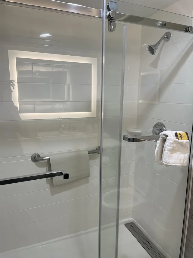 غرفة قياسية بسرير كينج مع أريكة، Best Western Plus McAllen Airport Hotel 4/4