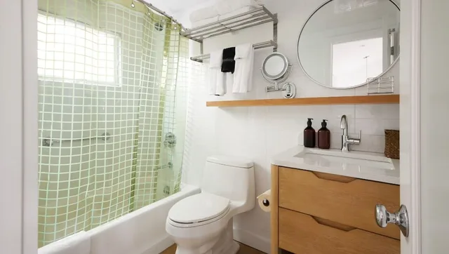 Room, Queen Bed, The Penny Lane 3/5