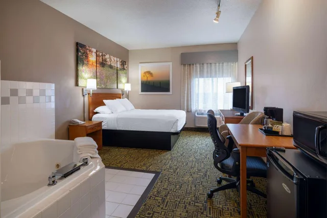 جناح بسرير كوين بجاكوزي، Days Inn & Suites by Wyndham Madison 8/8