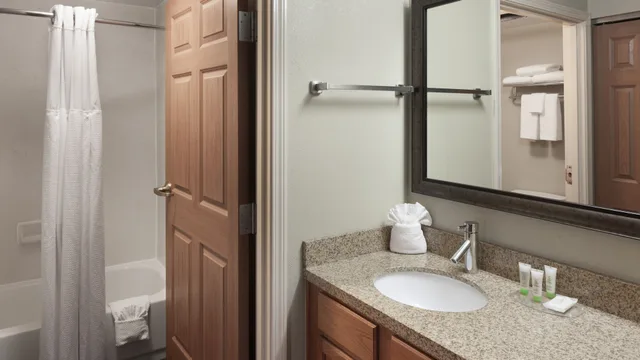 2 Bedrooms, 1 King and 2 Double Beds, Dining Area, Kitchen، Staybridge Suites Jackson 4/7
