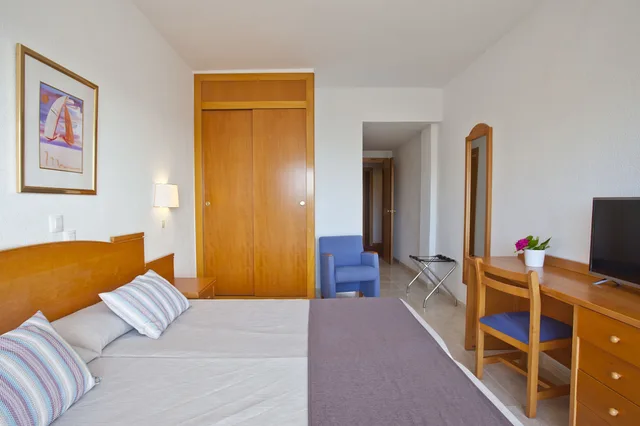 غرفة بسريرين منفصلين بإطلالة على البحر بشرفة، Cala Ferrera Hotel 2/10