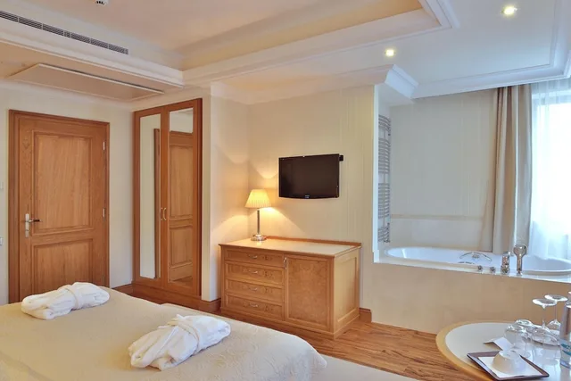 جناح تنفيذي بسريرين كينج بإطلالة على النهر بشرفة بغرفتي نوم، Retro Riverside Wellness Resort 5/10